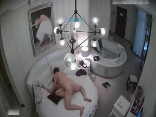 视频：高挑漂亮的气质大美女酒店和网友见面洗澡时被男各种干的喊救命,又在床上连操2次大叫：疼,你在欺负我,受不了了!